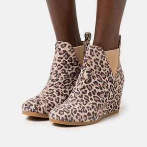 Toms Kelsey Wedge Desert Tan Leopard Print Suede